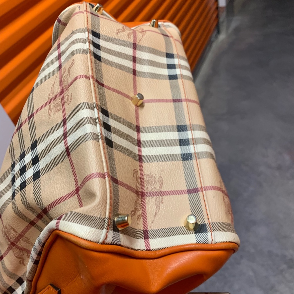 Beautiful and Chic Burberry Purse!